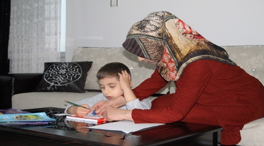 Çocukları için okuma yazma öğreniyor