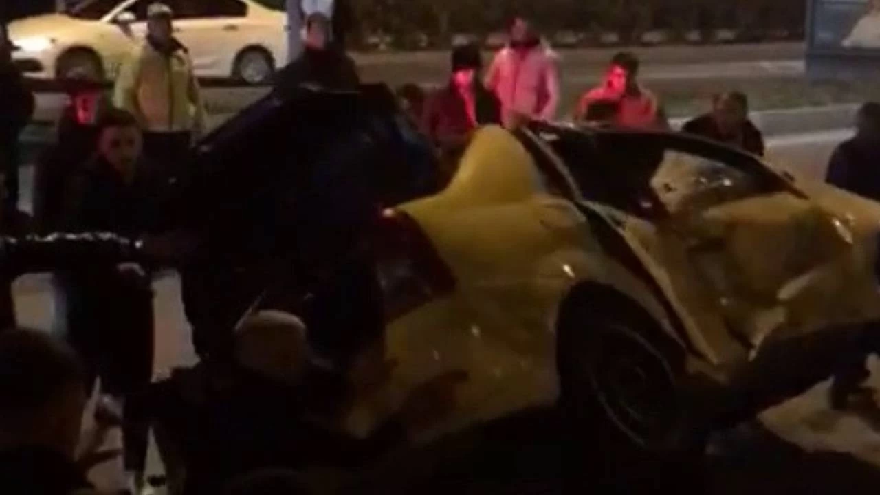 Defalarca takla atan ticari taksi, halk otob�s�ne �arparak durabildi: 1 yaral�