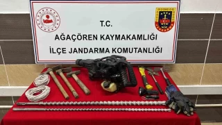 Defineciler kaz yaparken sust jandarmaya yakaland