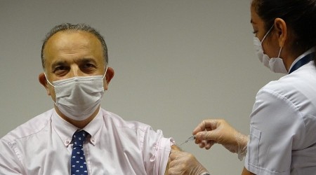 Dekan gönüllü olarak kendine korona virüs aşısı yaptırdı