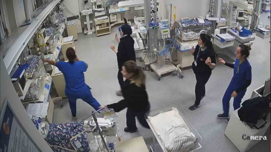 Deprem annda hemireler bebekleri dnd