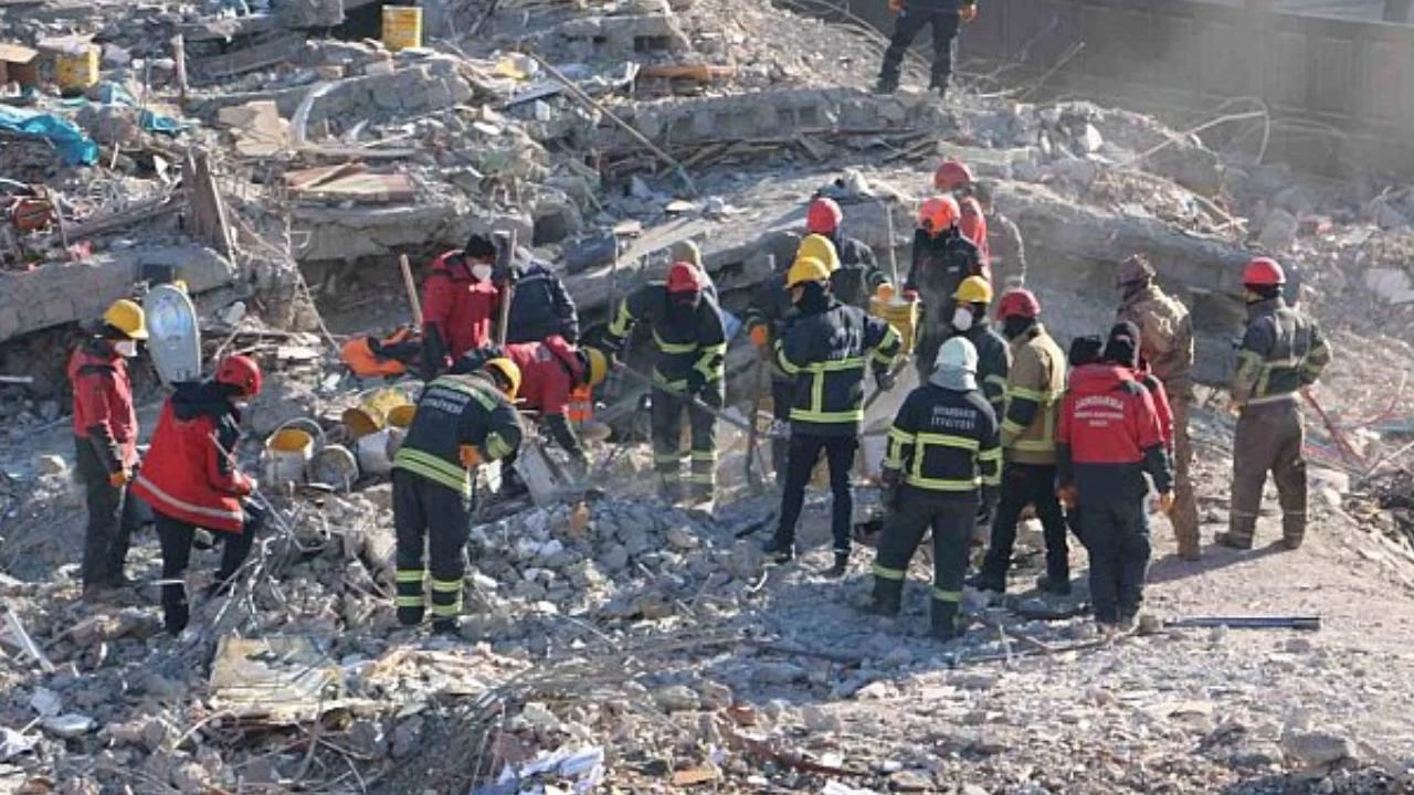 Depremde 100 kiiye mezar olan Hisami Apartman'nn mteahhiti Beyolu'nda yakaland