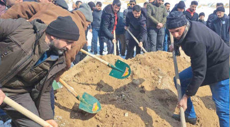 Depremde şehit olan polis memuru toprağa verildi