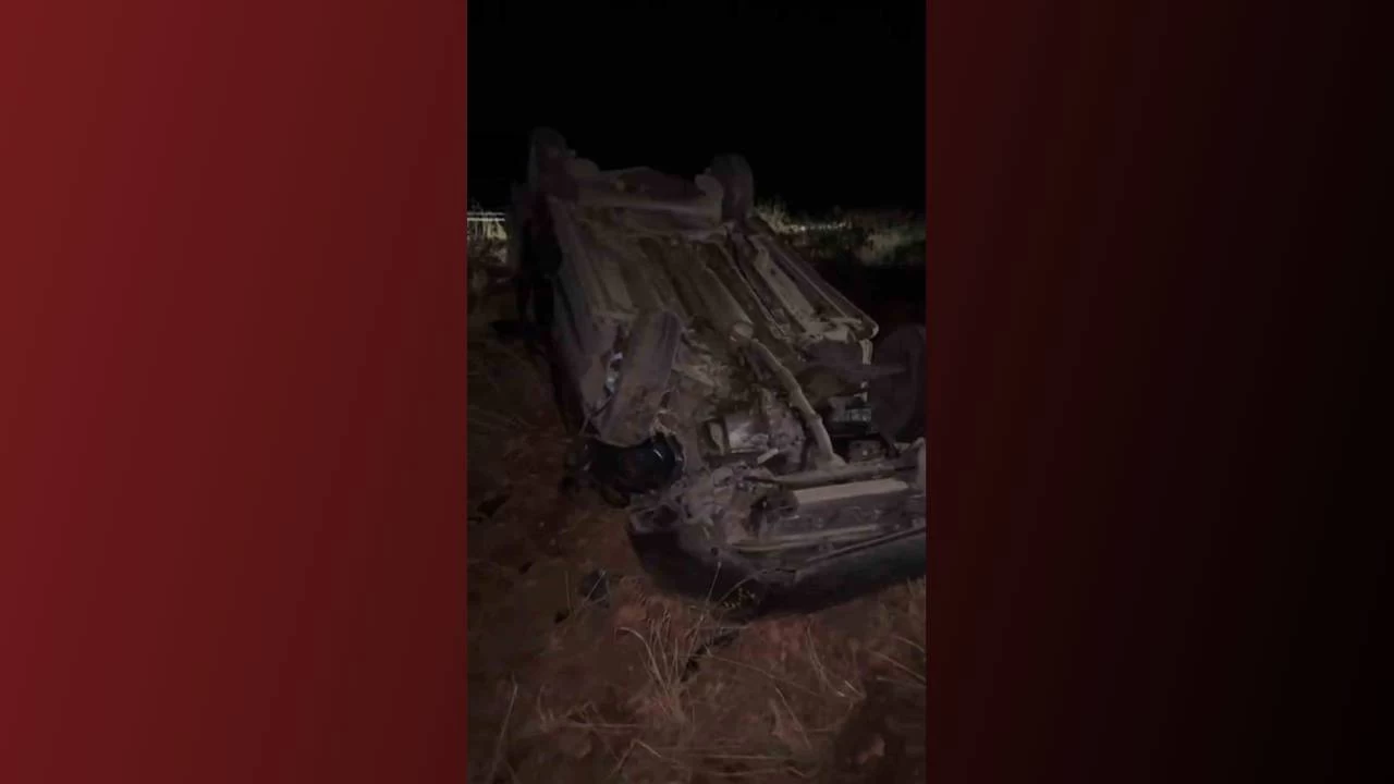 Devrilen otomobildeki kadın öldü, eşi ve oğlu yaralandı