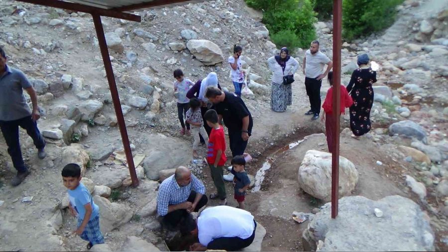 Doğal maden suyu çeşmesine büyük ilgi