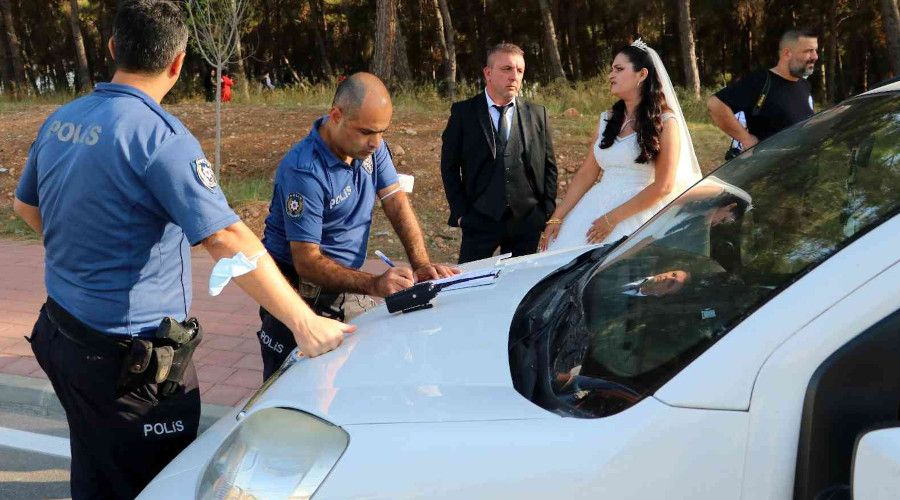 D���n g�n� d�� �ekime giden gelin ve damad�n alt�nlar�n� �ald�lar