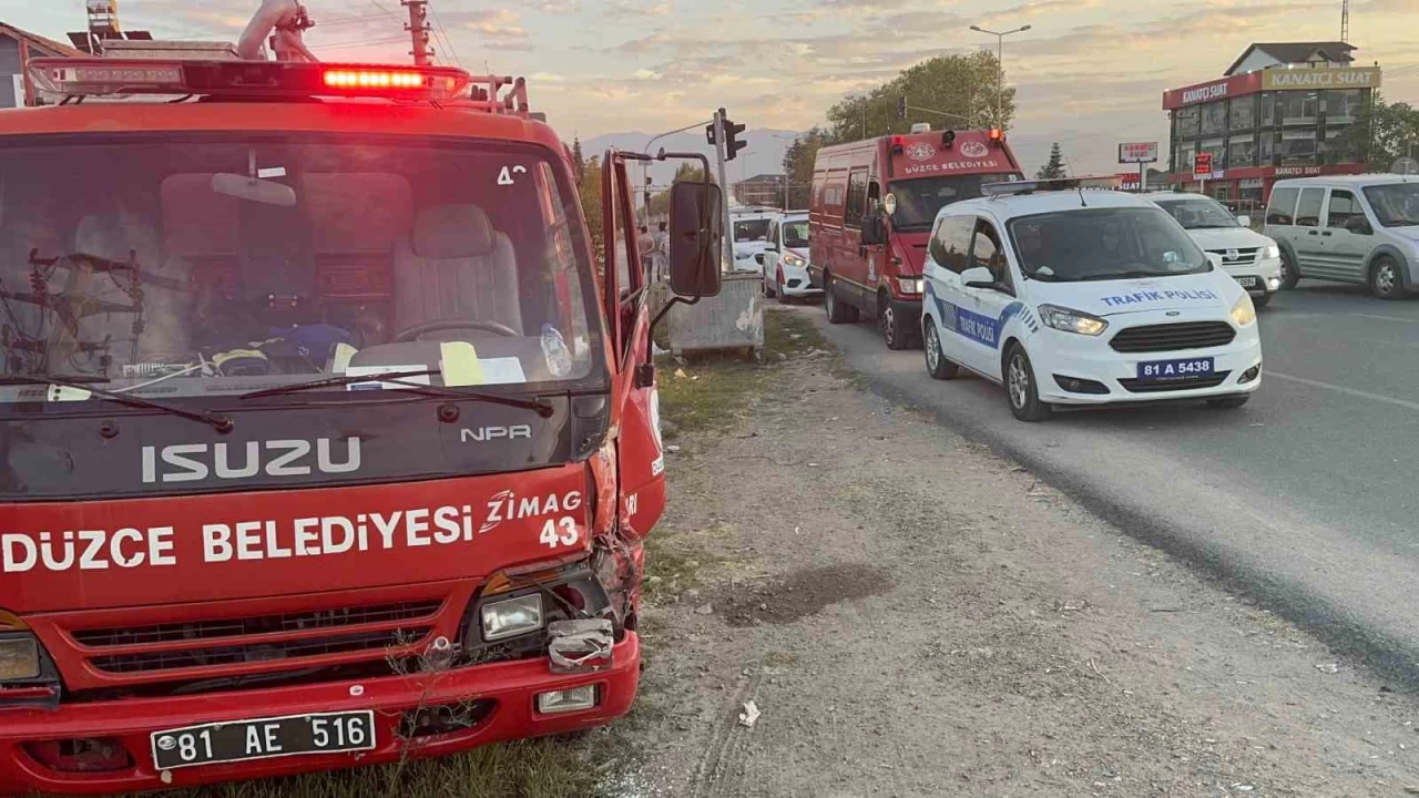 Düzce'de itfaiye aracı ile kamyonet çarpıştı