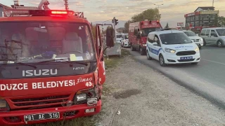 Düzce'de itfaiye aracı ile kamyonet çarpıştı