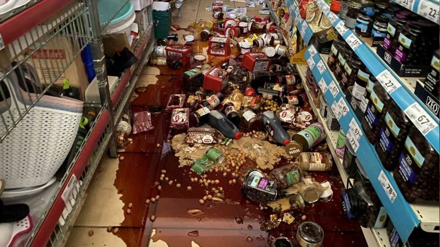 D�zce'deki deprem market raflar�n� yere indirdi