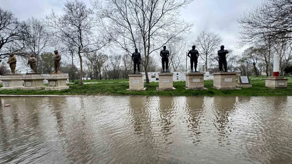 Edirne'de nehir ta�k�n�: Sular Er Meydan�na ilerliyor