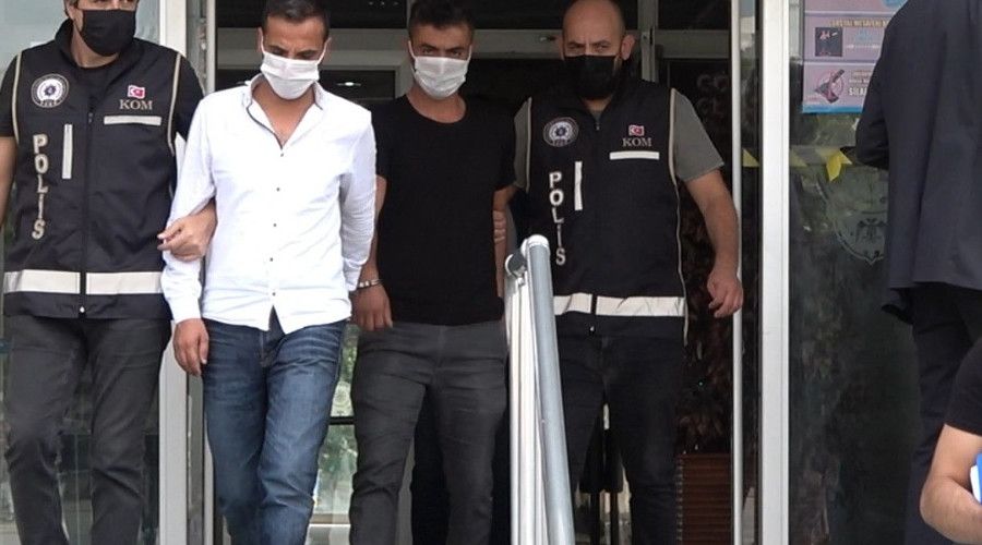 Ehliyet s�nav�nda maskesine kamera, kula��na b�cek yerle�tiren kopyac�, hakim kar��s�nda