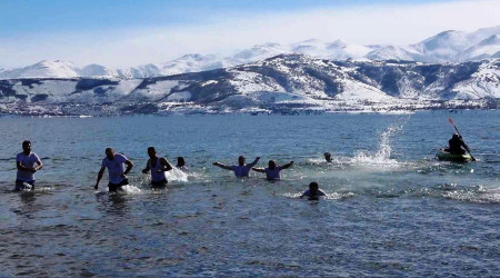Eksi 7 derecede Van Gölü'nde yüzdüler