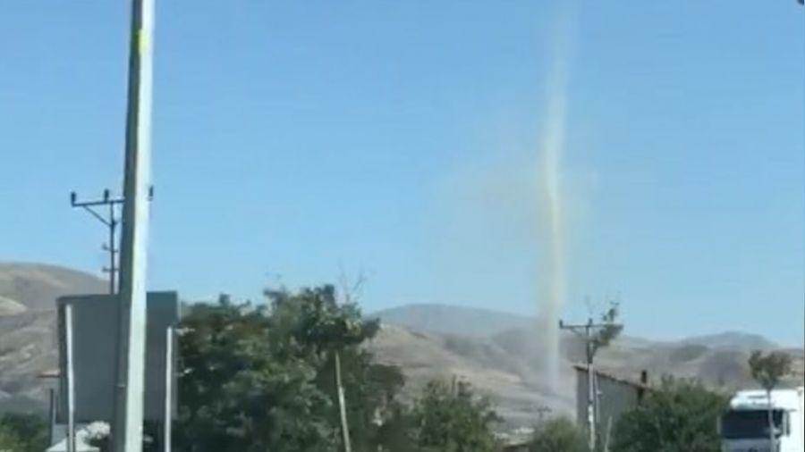 Elazığ'da çıkan hortum vatandaşları korkuttu