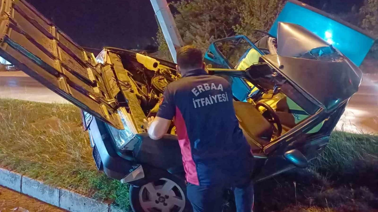 Elektrik direğine çarpan Tofaş hurdaya döndü