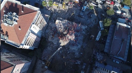 Enkazda 33 saat kapıyla hayata tutundu