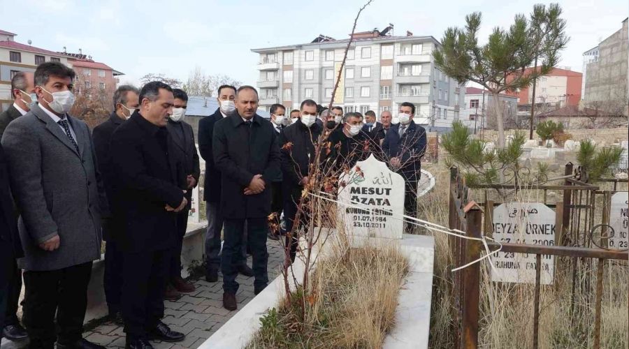 Erciş'te 76 öğretmen, mezarları başında anıldı