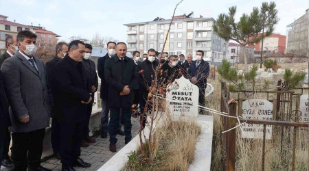 Erciş'te 76 öğretmen, mezarları başında anıldı