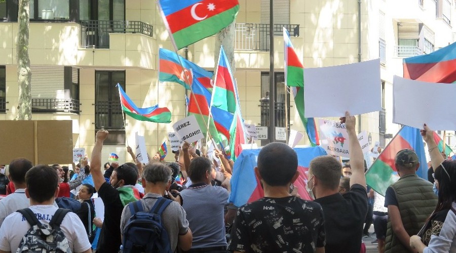 Ermenistan'ın Paris Büyükelçiliği önünde protesto