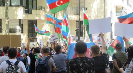 Ermenistan'ın Paris Büyükelçiliği önünde protesto