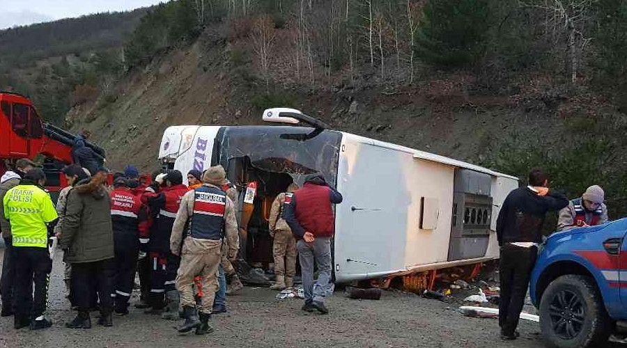 Erzincan'da yolcu otobüsü devrildi