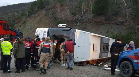 Erzincan'da yolcu otobüsü devrildi