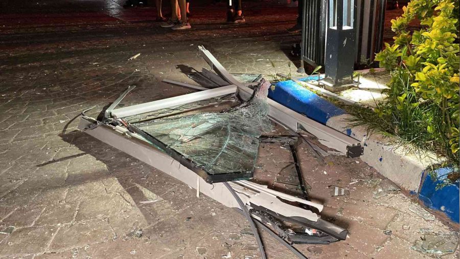 Esenyurt'ta 38 katlı binanın 27'nci katında patlama yaşandı