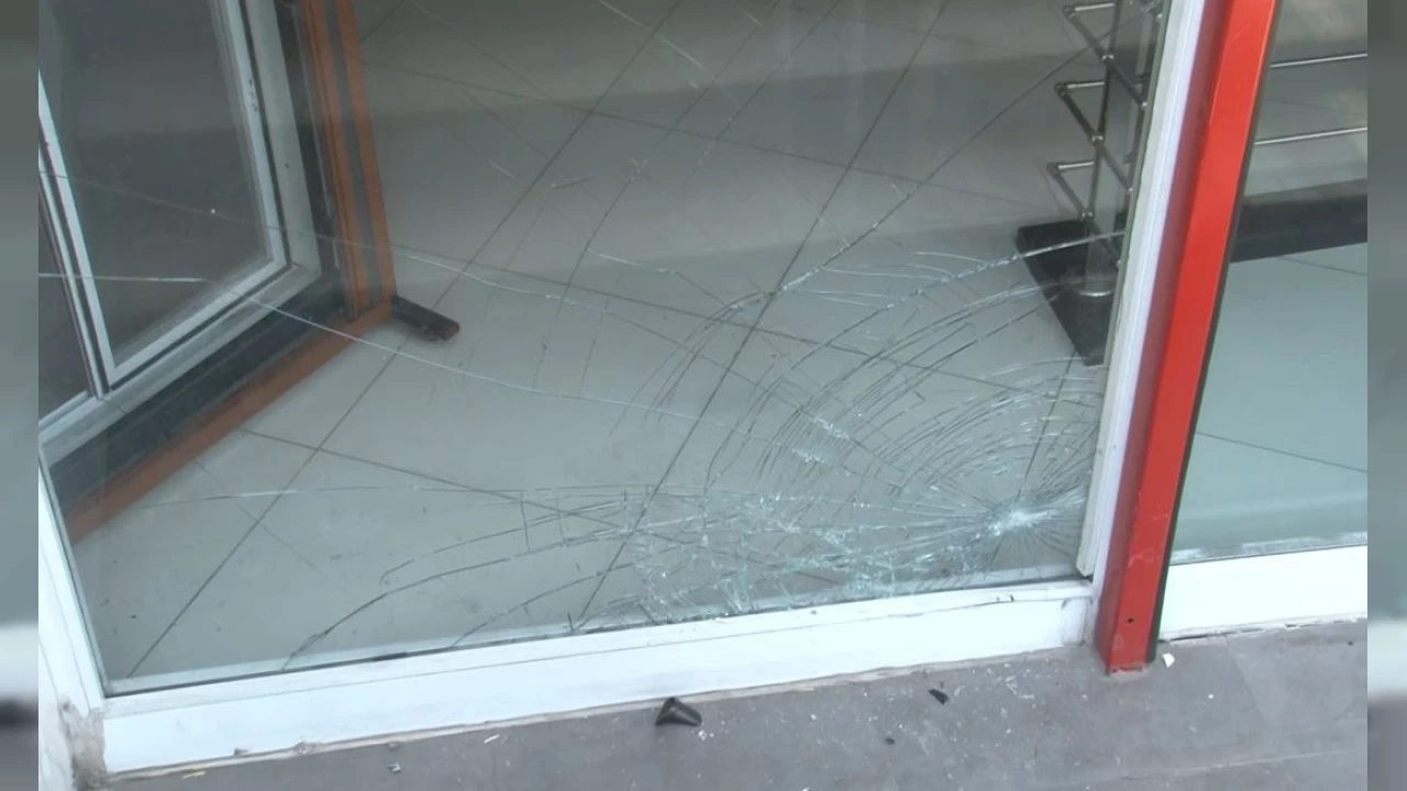 Esenyurt'ta motosikletli gen�ler kaza yapt�: 1 �l�, 1 yaral�