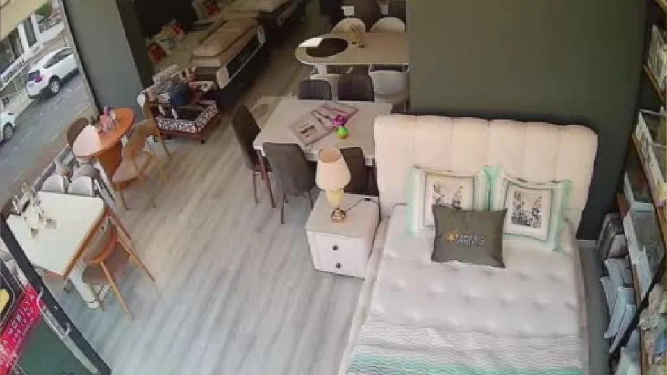 E�ini mobilya ma�azas�nda darbetti: O anlar kamerada