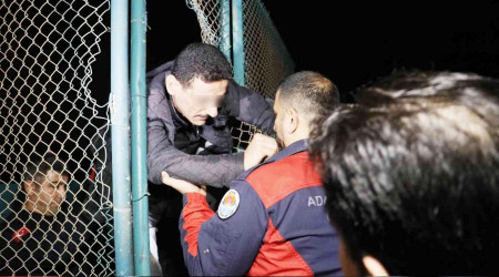 Eşiyle barışmak için köprüye çıktı ama eşi gelmedi