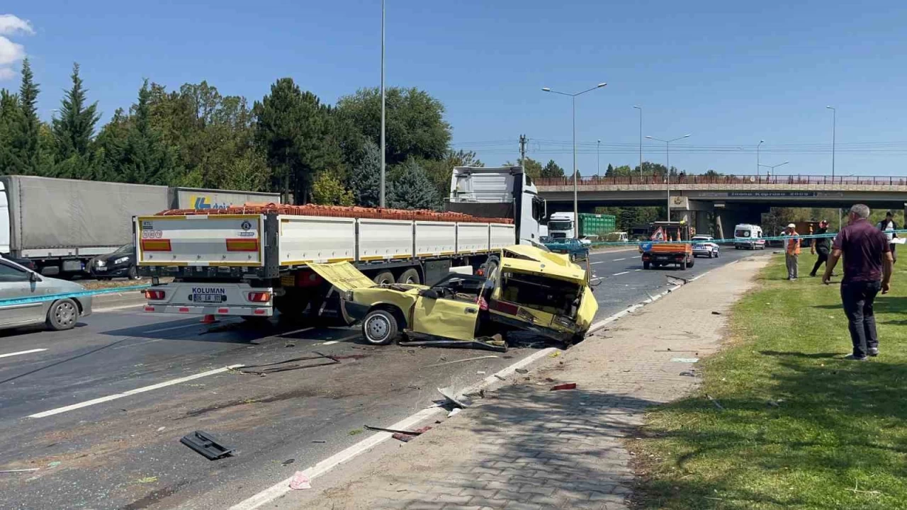 Eskişehir'deki kazada araç ikiye bölündü: 1 ölü, 3 yaralı