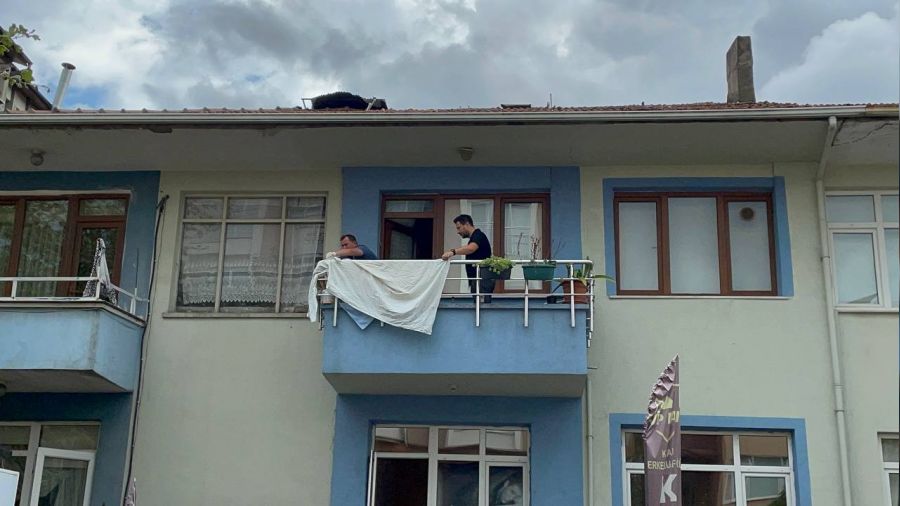 Evinin balkonunda l bulundu