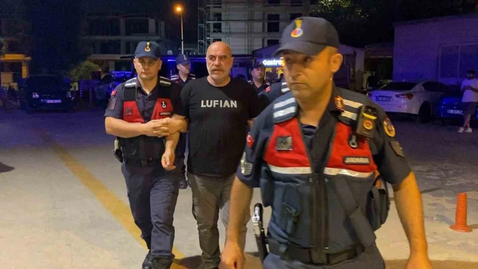 Ezel Akay'ın kenevir tarlasına çevirdiği evinden şok görüntüler