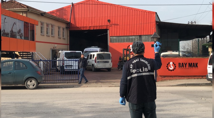 Fabrikanın çatısından düşen işçi öldü