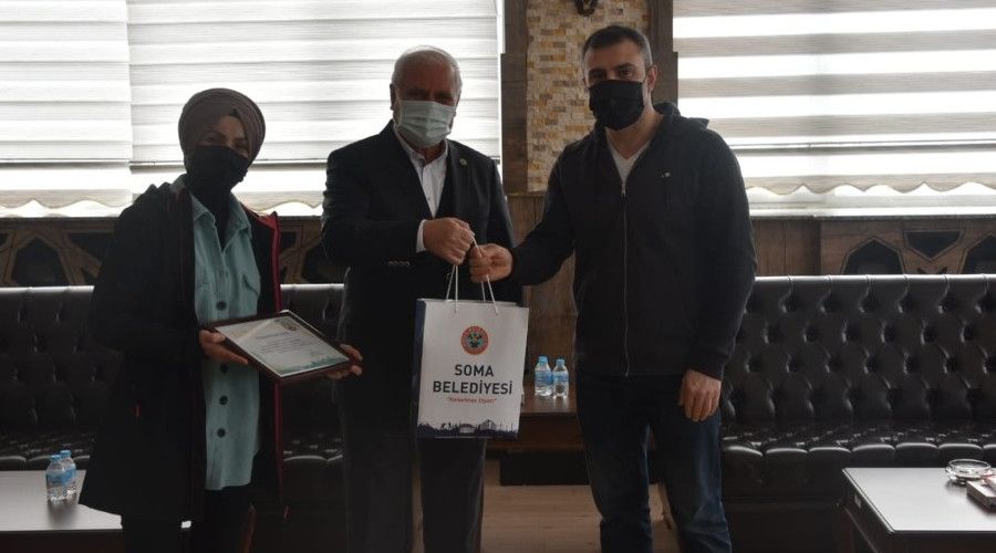 F�r�nda kalan ekmekleri bar�na�a ba���l�yorlar