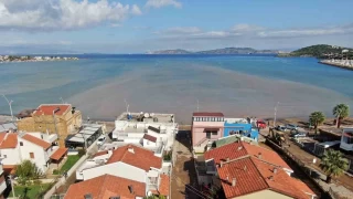 Foa'da sel sular denizin rengini deitirdi