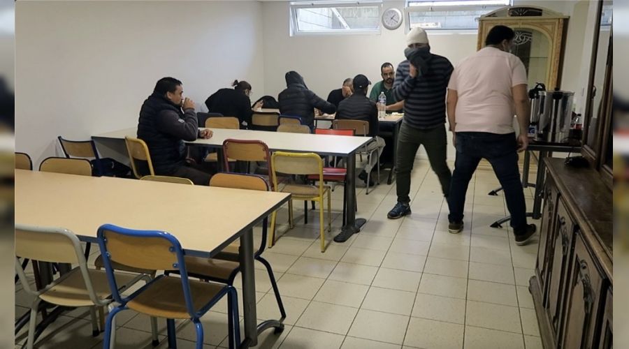 Fransa'da bir cami evsizlerin umudu oldu