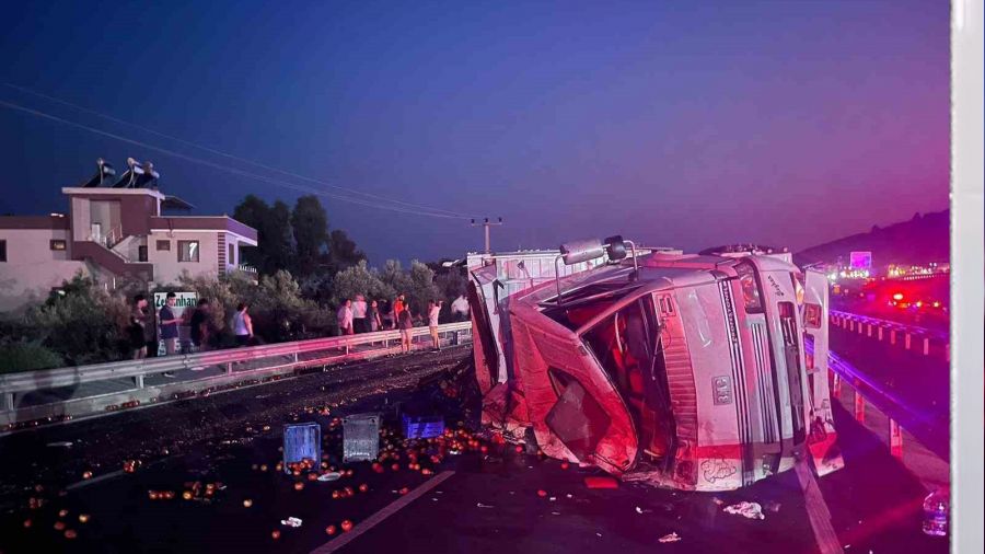 Freni patlayan domates yüklü kamyon 3 araca çarptı: 1 ölü, 5 yaralı