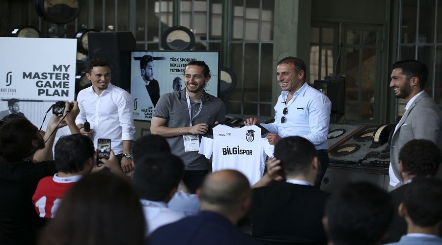 "Futbolcular kendine yatırım yapmalı"