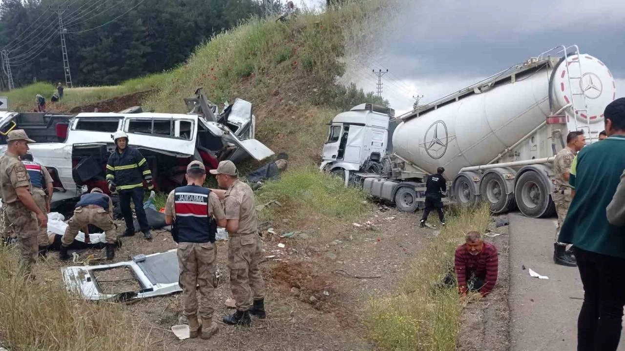 Gaziantep'te beton mikseri yolcu minib�s�n� bi�ti: 9 �l�,