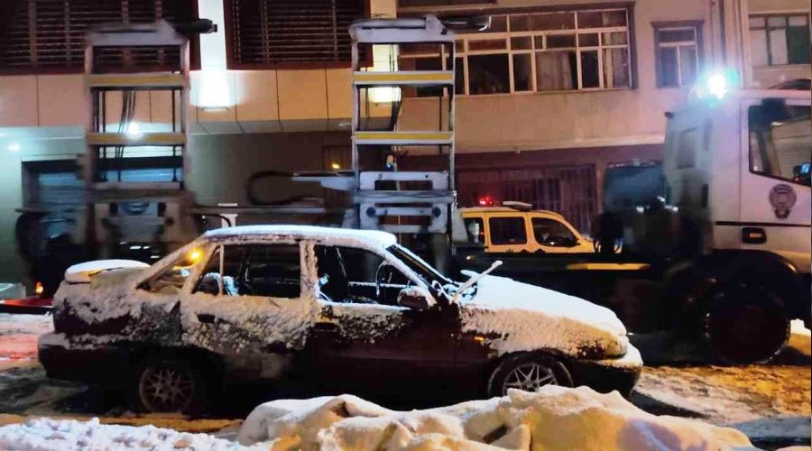 Gaziosmanpaşa'da yanan otomobilin içerisinden erkek cesedi çıktı