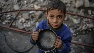 Gazze'deki hükümet: Kıtlık yüzünden bozuk yiyeceklerin yenilmesi sonucu zehirlenme vakaları görüldü