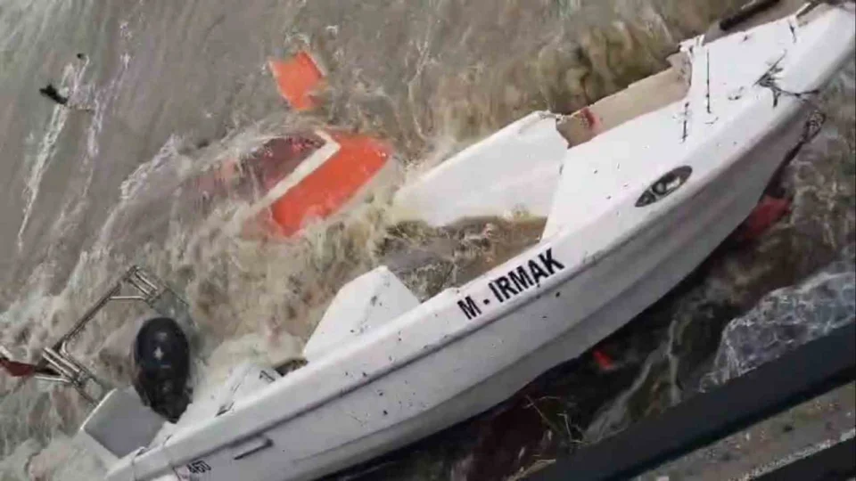 Gemlik ve Kumla'yı lodos vurdu: Çok sayıda tekne battı