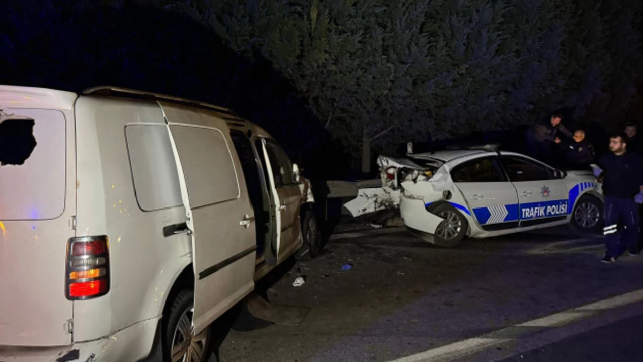 Göçmenleri taşıyan araç polisten kaçarken kaza yaptı: Kazada 4'ü polis 18 kişi yaralandı