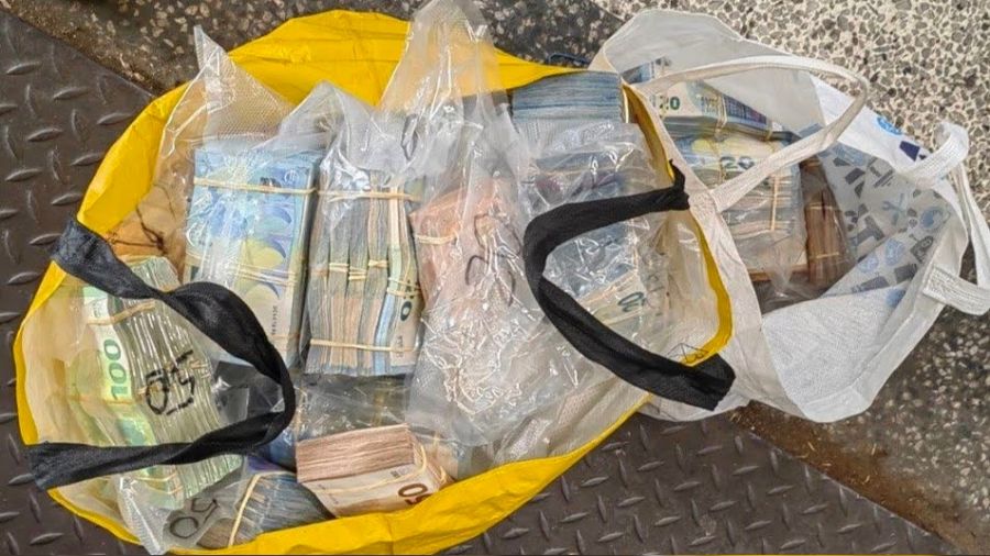 Gümrükte 901 bin euro yakaladı