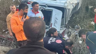 Gümüşhane'de yolcu minibüsü uçuruma yuvarlandı: 7 yaralı