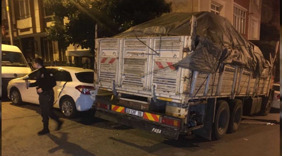 Güngören'de freni boşalan kamyon 8 araca çarptı