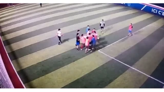 Hal� saha futbol kar��la�mas� boks kar��la�mas�na d�n��t�