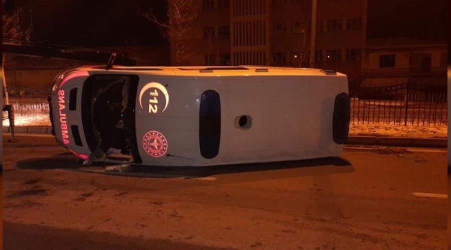 Hasta nakli yapan ambulans, buzlu yolda yan yattı
