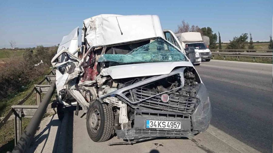 Hatay'a yard�ma giden ara�lar �arp��t�