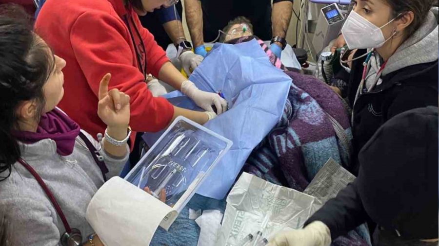 Hatay'da 10 ya��ndaki Osman depremin 260'�nc� saatinde enkazdan sa� olarak kurtar�ld�